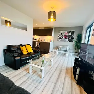 cardiff-city-centre-flat-with-parking-and-fast-wifi.cardiffhotelswales.com/